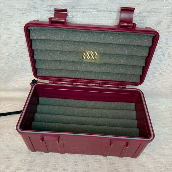 Cigar Large Travel Humidor - Red - Picture 5 of 9